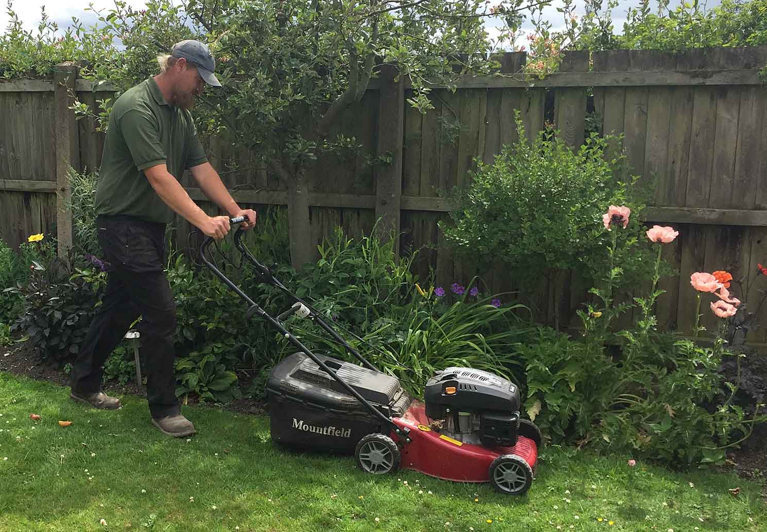 lawn mowing in Wednesfield, Essington, Shareshill, Willenhall, Wolverhampton, Bloxwich, Cheslyn Hay, Great Wyrley, Garden services and maintenance